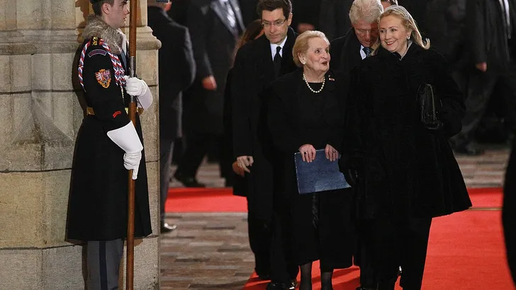 Hillary Clinton herdenkt Madeleine Albright met heerlijke anekdotes