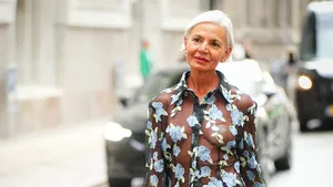 Deze haarkleur maakt je onnodig hard na je 45ste – en deze tinten geven juist een zachte, jeugdige uitstraling