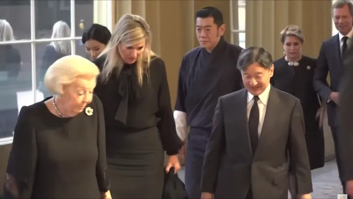 Oranjes arriveren in Buckingham Palace 