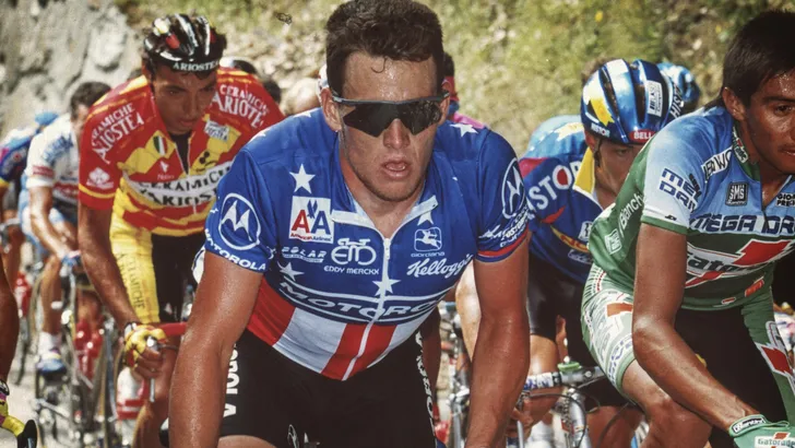 Armstrong zal al op 21e aan de doping: 'Of ik daar kanker door kreeg? Ik zeg geen nee'