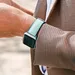 Vrouw met apple watch om pols