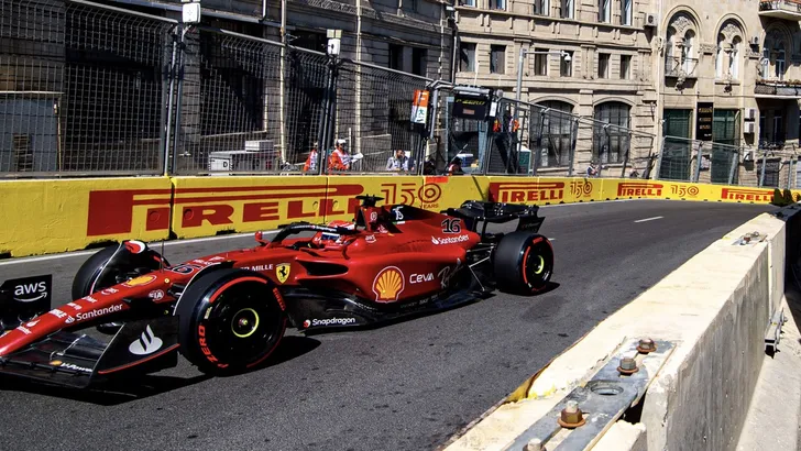 Charles Leclerc grijpt opnieuw pole in Baku!