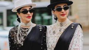 Rode lipstick twee vrouwen in zwart wit gekleed