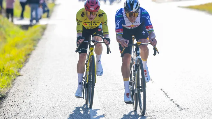 Remco Evenepoel met Jonas Vingegaard in het wiel vlak voor de veelbesproken valpartij in de Ronde van Catalonië
