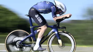 Thomas Gloag in het shirt van Pinarello-Q36.5 in actie op een tijdritfiets in de Volta ao Algarve.