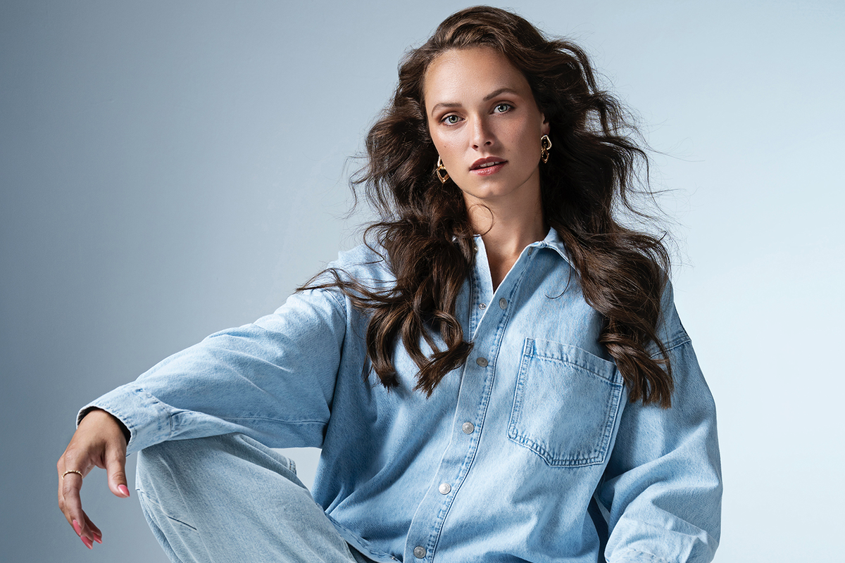 Demi van Wijngaarden showt de leukste denim herfstlooks van Primark – en ze zijn allemaal mega betaa