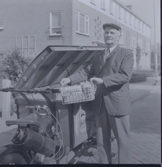 Broodbezorger bij zijn broodkar, 1973