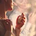 Vrouw spuit parfum op.