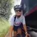 wielrenster die van de weg wordt gereden