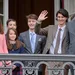 Deense ex-prinses viert verjaardag – Foto van Deense royals met prins Joachim, prinses Marie, graaf Nikolai, graaf Felix, graaf Henrik en gravin Athena op het balkon.