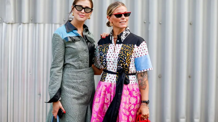 Vriendinnen met stijlvolle looks.