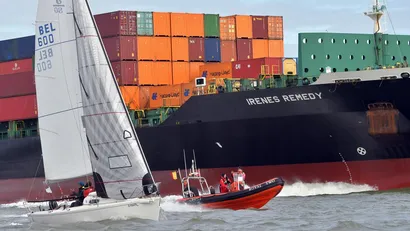 Dicht langs de beroepsvaart zeilen is onvermijdelijk. Foto © Pit de Jonge