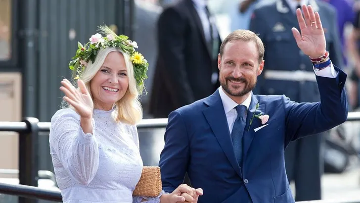 Midzomerdroom: Noorse Royals met bloemenkronen