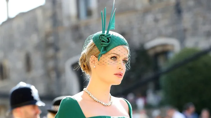 Lady Kitty Spencer viert de zomer in stijl