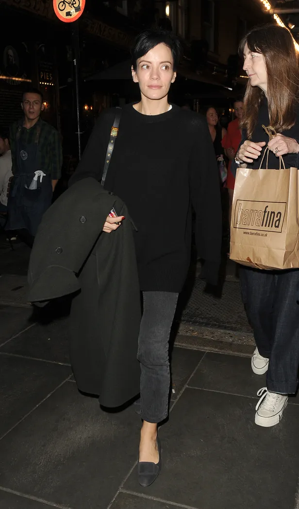 Lily Allen in grijze jeans.