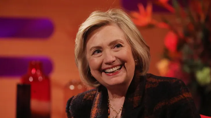 Hillary Clinton onherkenbaar na nieuwe look