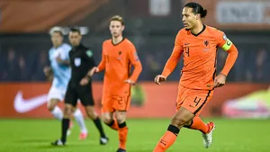 Virgil van Dijk in Oranje tenue op voetbalveld tijdens wedstrijd.
