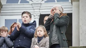 Kroonprinses Mary en kinderen getuigen van ernstig ongeluk