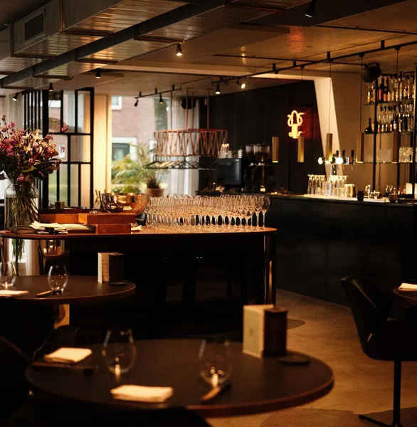 Foto 2 van Dinner at Six