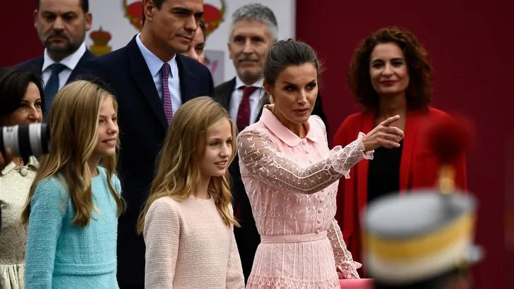 Letizia leent oorbellen van Sofia 