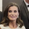 Stralend in het wit: Koningin Letizia in nette look naar Awards | Nouveau