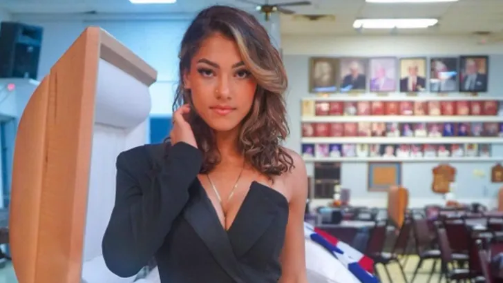 Insta-babe doet fotoshoot bij doodskist van haar pa