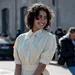 Vrouw in wit jurkje op straat tijdens fashion week - zomerjurk H&M