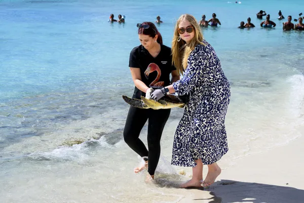 Helemaal noblesse oblige: een strandbezoek combineer je natuurlijk met liefdadigheid.