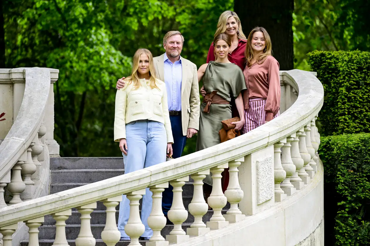 Prinses Amalia, koning Willem-Alexander, prinses Alexia, koningin Máxima en prinses Ariane tijdens de zomerfotosessie op landgoed Clingendael in Den Haag