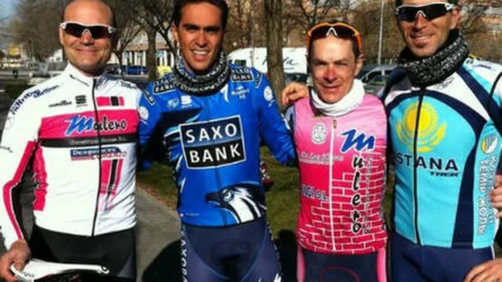 Contador presenteert blauw Saxo Bank shirt