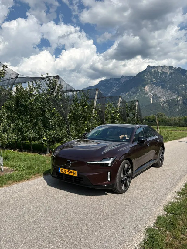 Onderweg met de Volvo ES90 in de kleur mulberry red. 