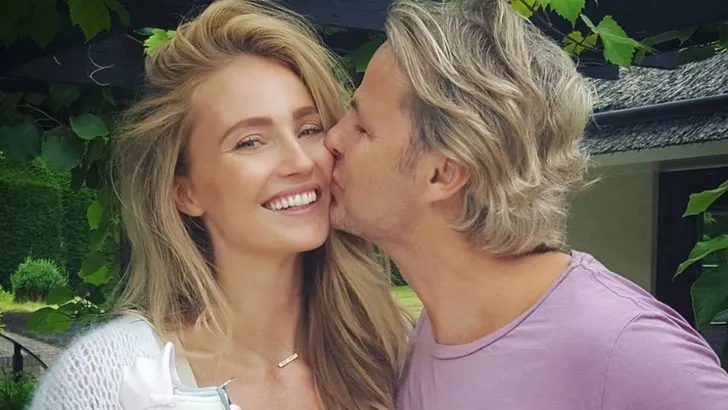Vriendin John Ewbank deelt echofoto van haar baby