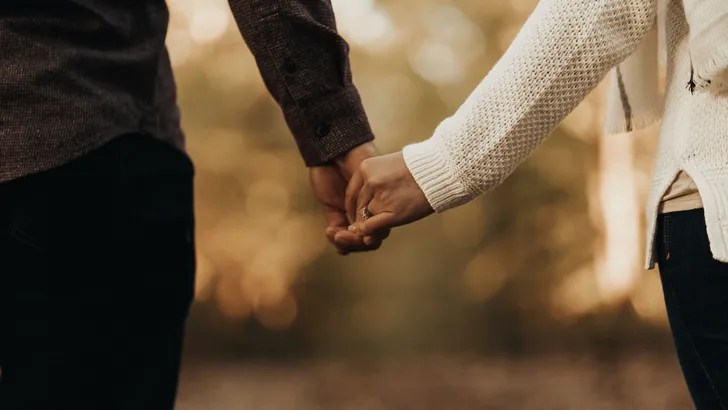 Aha! Dit is de reden waarom je hand in hand met je partner wil lopen