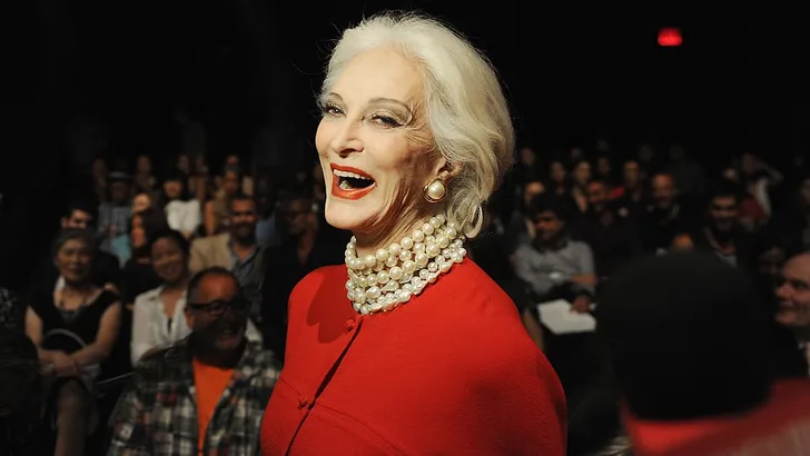Model Carmen Dell’Orefice (91) poseert naakt