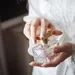 Vrouw wilt parfum opspuiten.