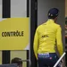 Renner in gele trui loopt richting dopingcontrole bij de Tour, naast bord met Contrôle.