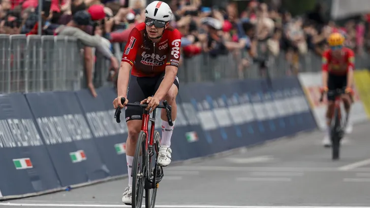 Het doet pijn aan de ogen: de lijdensweg van Arnaud De Lie als het eenmaal een beetje bergop loopt. De Waal reisde ziek af naar de Giro d'Italia en kende een loodzwaar begin in Bulgarije.