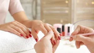 Vrouw laat haar nagels doen bij de manicure.