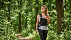 Waarom steeds meer vrouwen een gewichtsvest dragen tijdens hun dagelijkse rondje