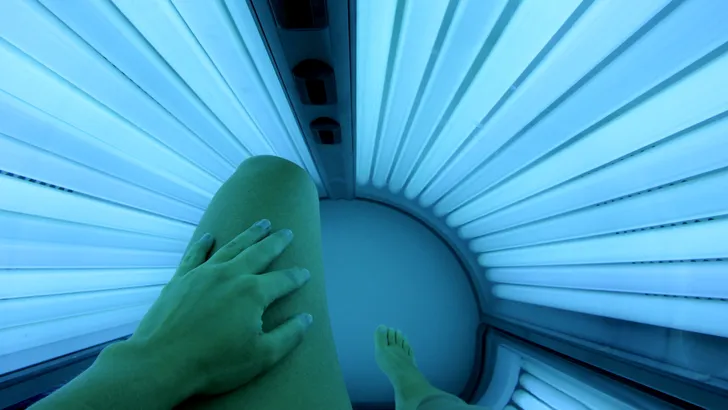 Ga jij weleens onder de zonnebank? Artsen waarschuwen: 'Je huid is genetisch gezien al 80 jaar oud'
