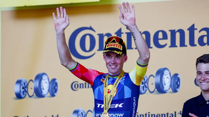 Mads Pedersen op het podium als winnaar van rit 4.
