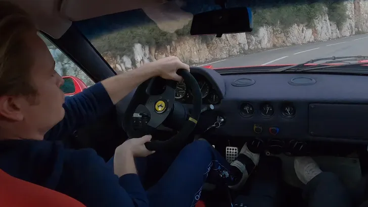 VIDEO: Nico Rosberg rijdt Ferrari F40 van de buurman