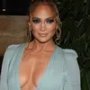 51-jarige Jennifer Lopez steelt de show in ieniemini bikini