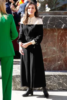 Hier droeg de Spaanse koningin een broekpak van Teresa Helbig.