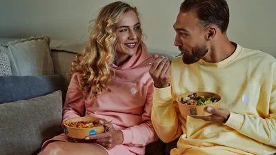 Kjeld Nuis en Joy beune genieten van een Foodmaker-maaltijd