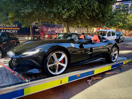De in beslag genomen Ferrari Monza SP2 op een bergingswagen tijdens de grote politieactie in het centrum van Londen.