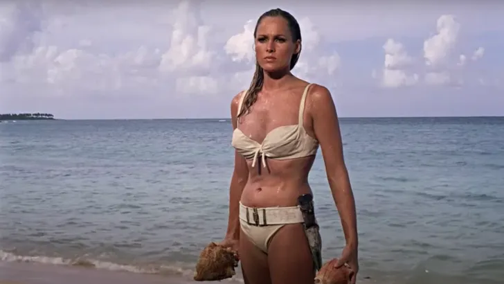 Wereldberoemde bikini uit James Bond wordt geveild voor 500.000 dollar