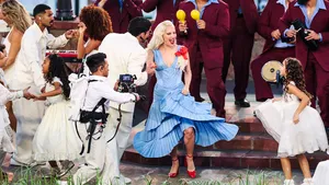 Vergeet de winter! Droom weg bij Lady Gaga's zomerse Super Bowl-look en ontdek hoe je haar adembenemende stijl zelf kunt bemachtigen (voor een zacht prijsje).