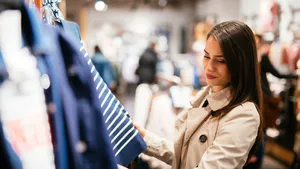 Dít is waarom goedkope kleding na twee weken al lelijk wordt: check altijd dít verborgen detail voordat je afrekent