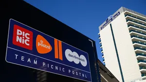 In de motorsport is de airbag allang gemeengoed, maar in de wielersport is dat nog niet het geval. Team Picnic PostNL is hard bezig om daar verandering in te brengen.